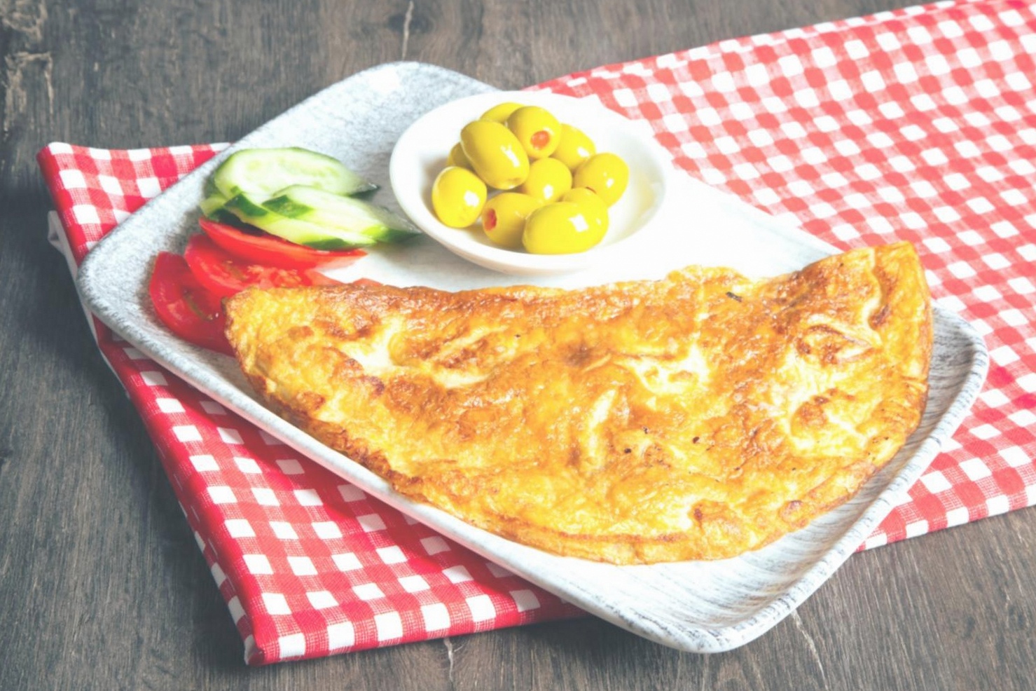 Frisch gebackene Croissants auf einem Gitterrost